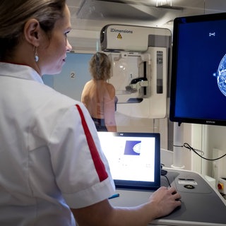 Früherkennung von Brustkrebs hat nicht nur einen Nutzen für Frauen, sondern birgt auch das Risiko von Überdiagnosen und unnötigen Therapien.